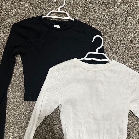 TNA Tops - Bundle of Two TNA Cropped Ribbed Long Sleeve Size S